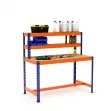 Mesa de trabajo con repisa y reposapiés azul y naranja con aglomerado y producto