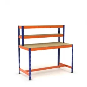 Mesa de trabajo con repisa y reposapiés azul y naranja con aglomerado